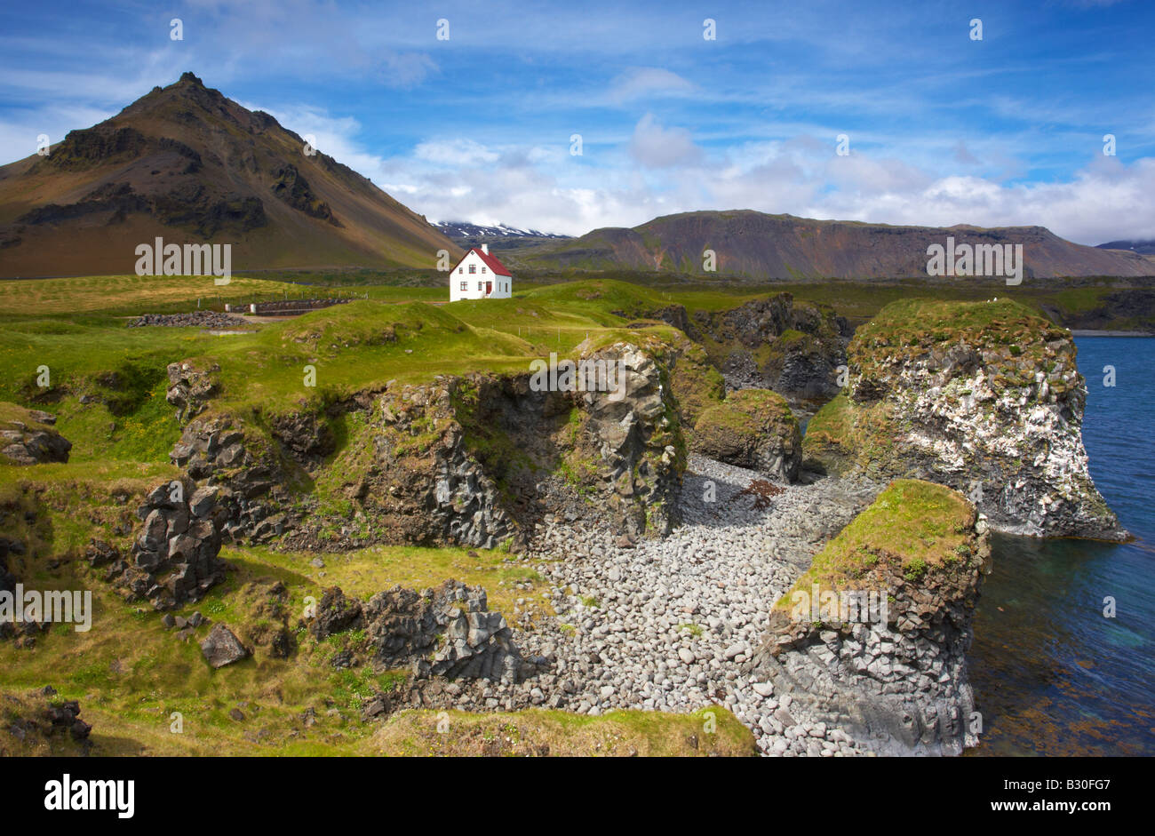 Paesaggio islandese dalla penisola Snaefellsnes dell Islanda mostra Arnarstapi e la montagna Stapafell Foto Stock