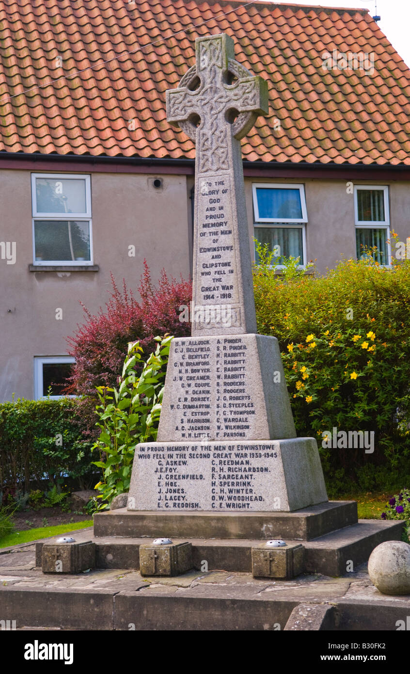 Memoriale di guerra nel villaggio di Edwinstowe Nottinghamshire Inghilterra UK UE Foto Stock