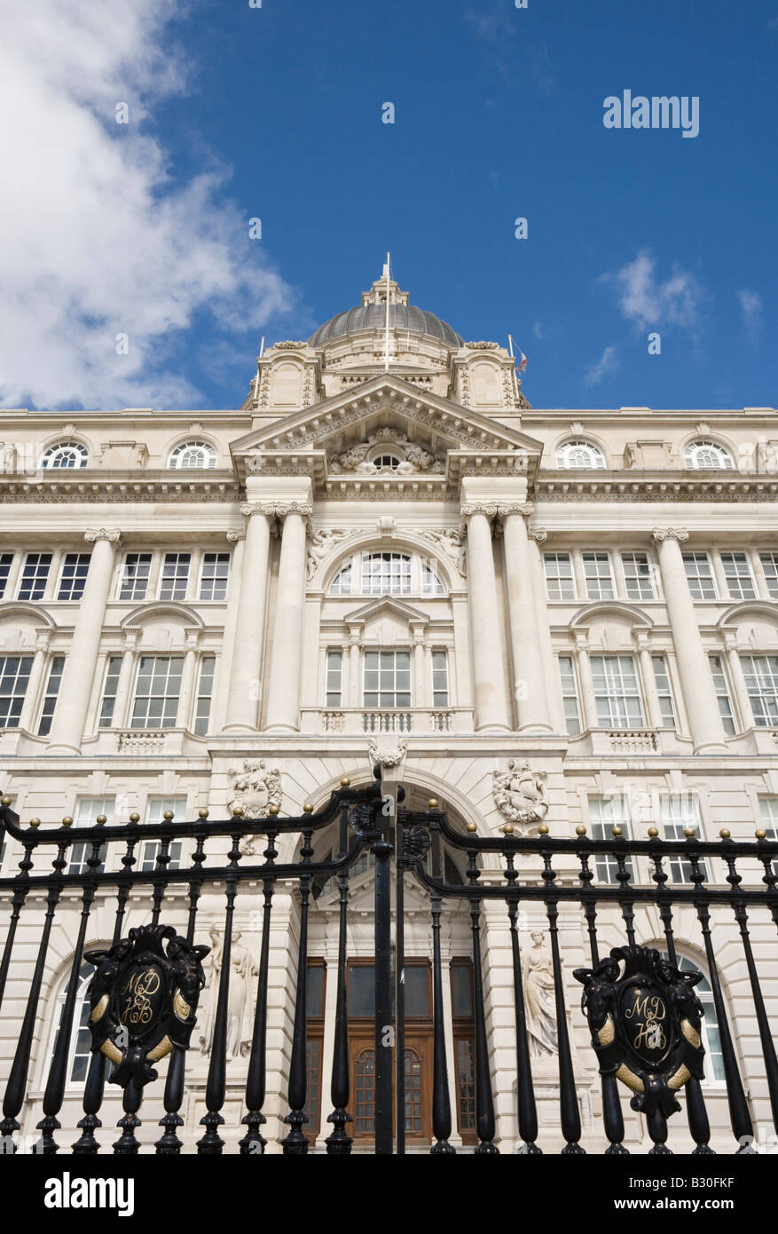 Liverpool Merseyside England Regno Unito in ferro battuto cancelli anteriore al Porto di Liverpool' edificio Foto Stock