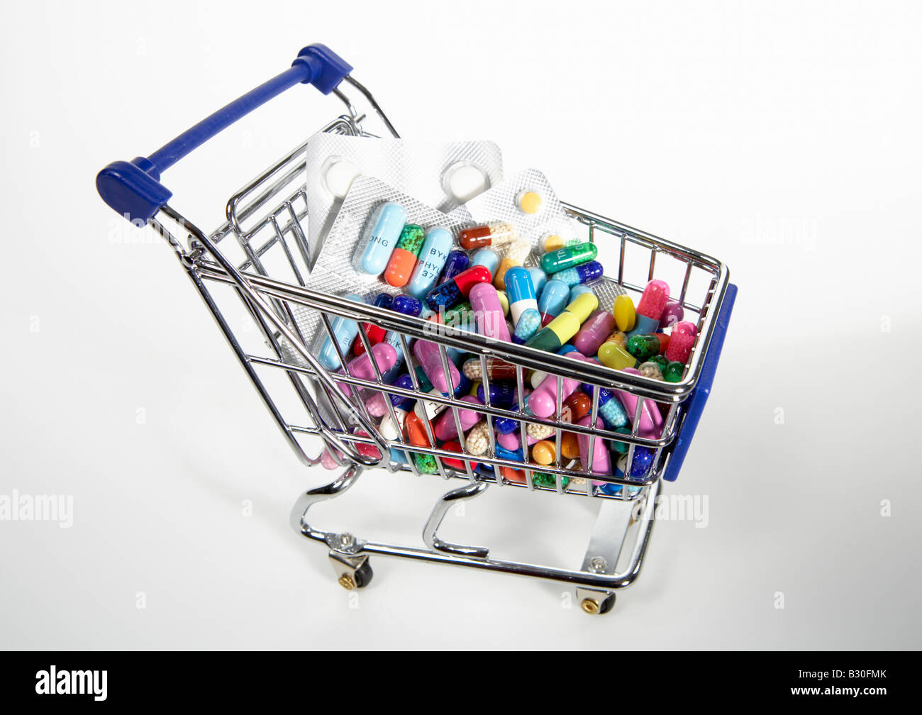 Carrello riempito con le pillole e vesciche di farmaco Foto Stock