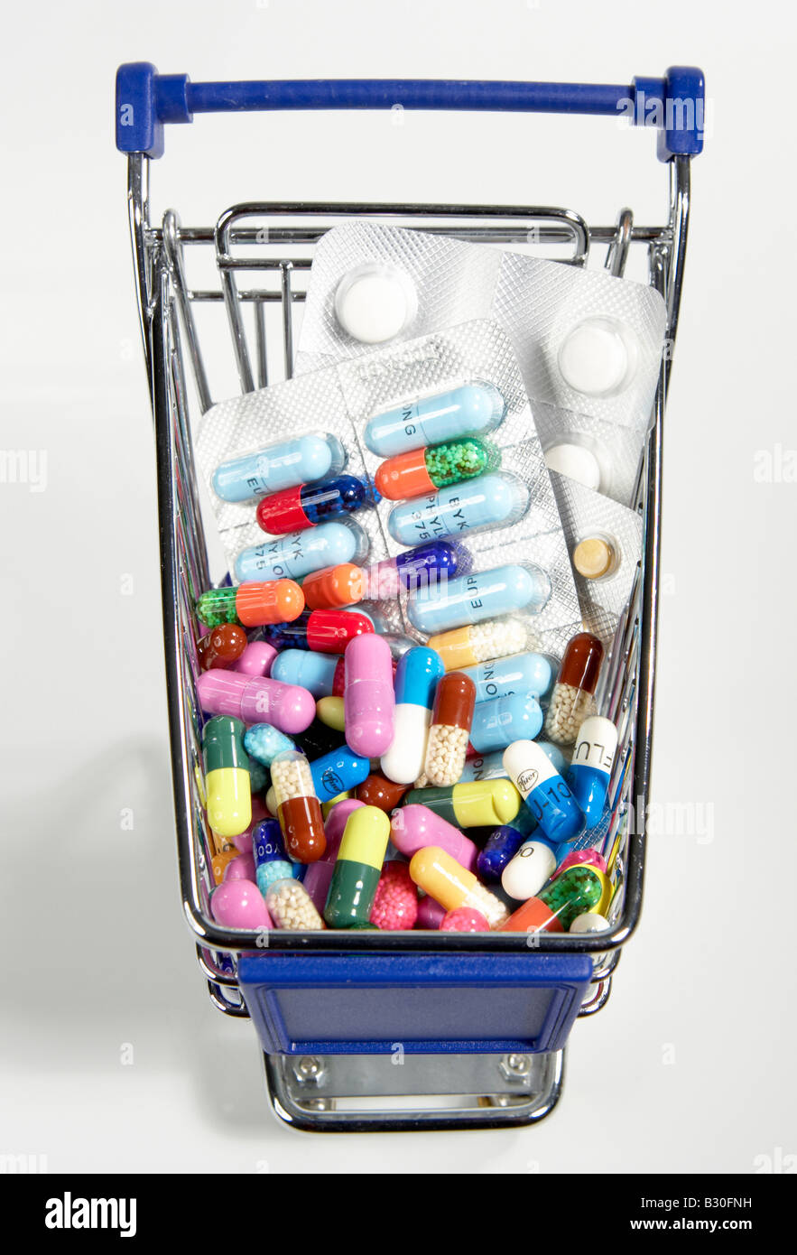 Carrello riempito con le pillole e vesciche di farmaco Foto Stock