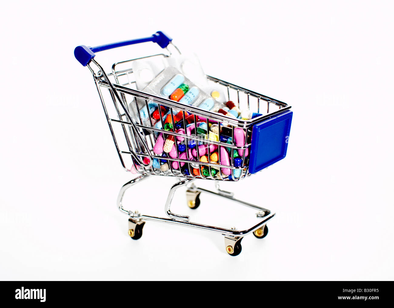 Carrello riempito con le pillole e vesciche di farmaco Foto Stock