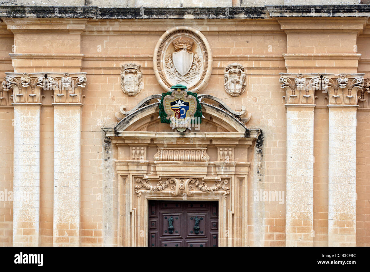 La Cattedrale di St Paul e la porta principale di dettaglio, Mdina, Malta Foto Stock