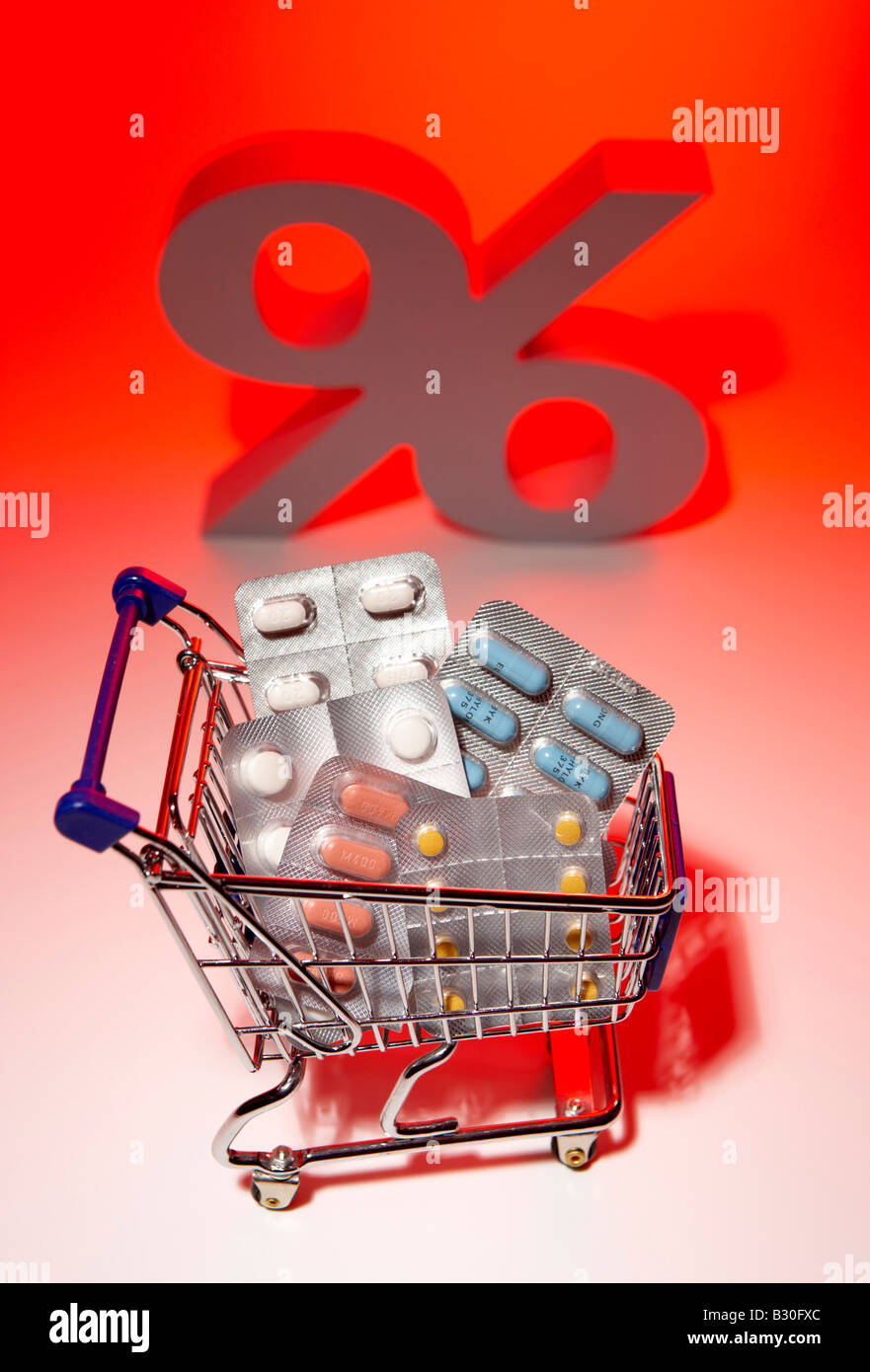 Carrello pieno di alveoli di farmaco e un segno di percentuale Foto Stock