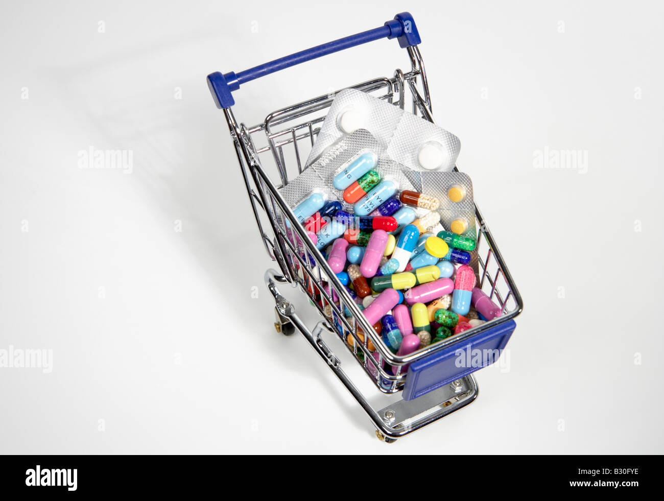 Carrello riempito con le pillole e vesciche di farmaco Foto Stock