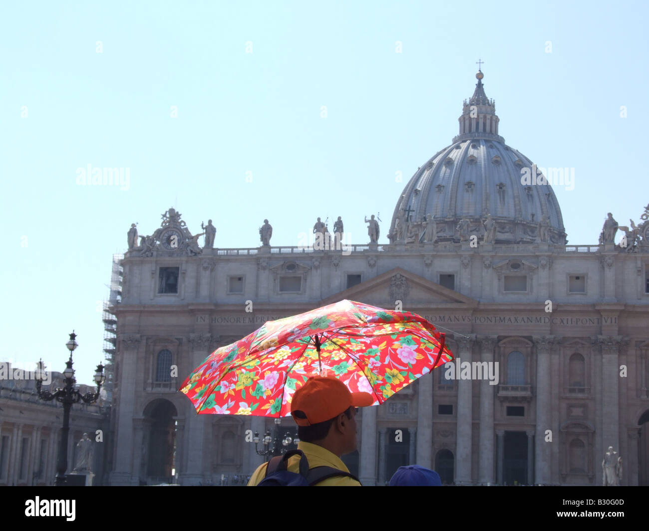 Turistico con ombrello in sole caldo in Vaticano Piazza Roma Italia Foto  stock - Alamy