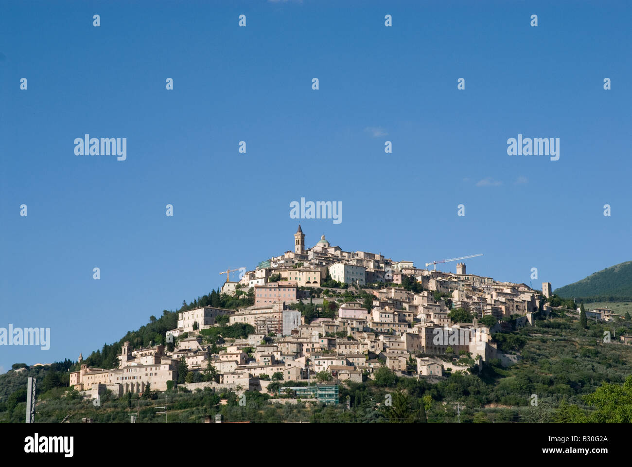 Vista in lontananza hilltop città di Trevi in Umbria, Italia. Trevi sorge, come la maggior parte dei villaggi medievali nella zona, su di una collina in una posizione dominante rispetto alla pianura dove scorre il Clitunno. Foto Stock