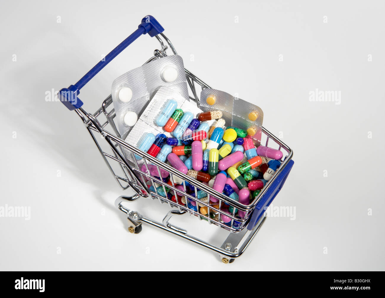 Carrello riempito con le pillole e vesciche di farmaco Foto Stock