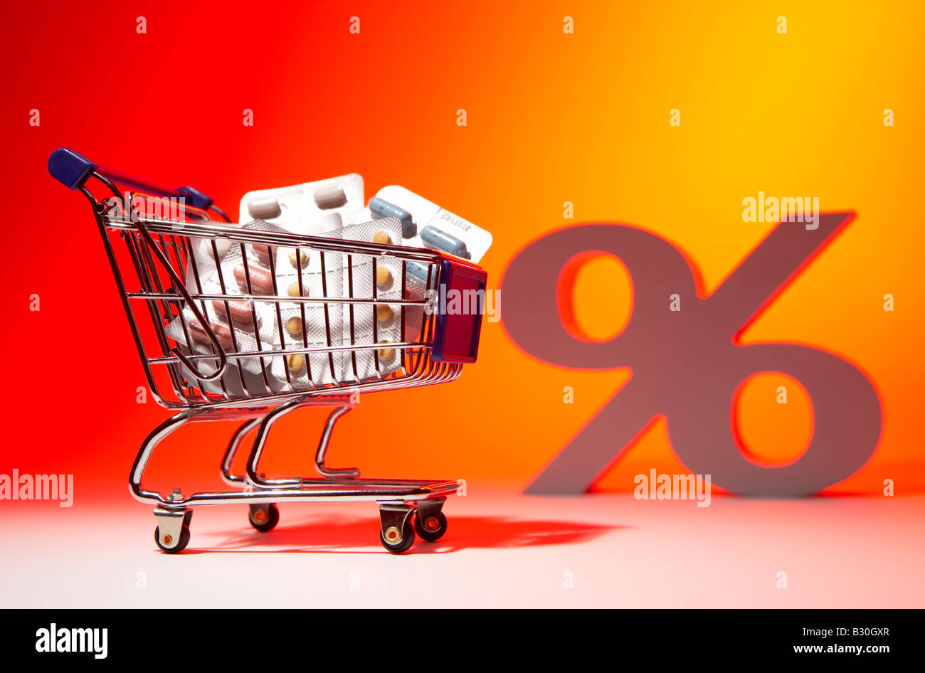 Carrello pieno di alveoli di farmaco e un segno di percentuale Foto Stock