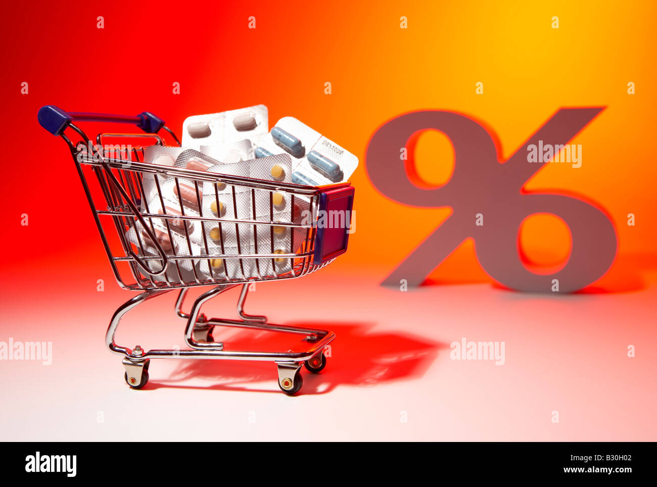 Carrello pieno di alveoli di farmaco e un segno di percentuale Foto Stock