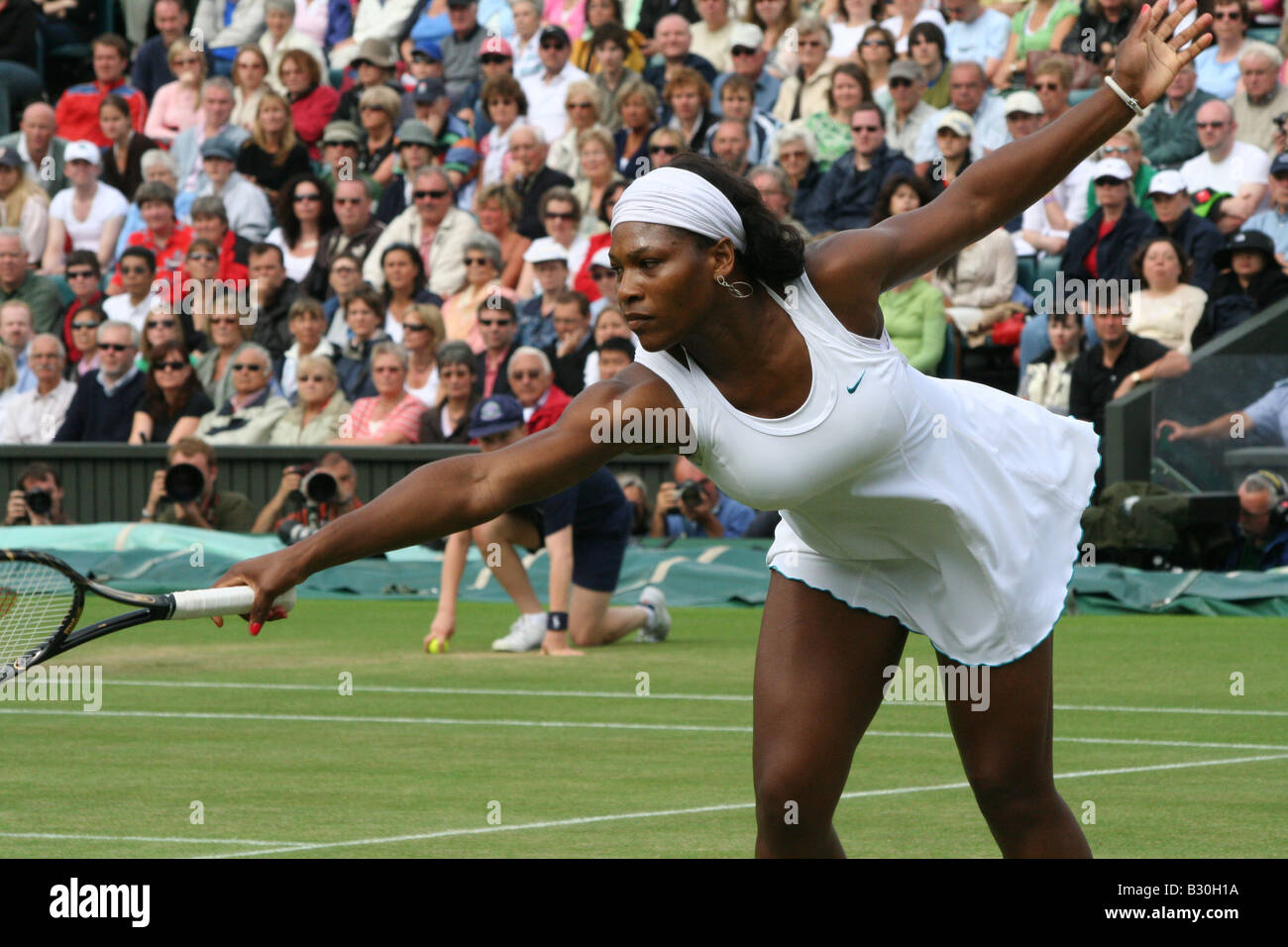 Serena Williams del USA la riproduzione di Daniela Hantuchova della Slovacchia al 2007 Wimbledon Tennis Championship Foto Stock