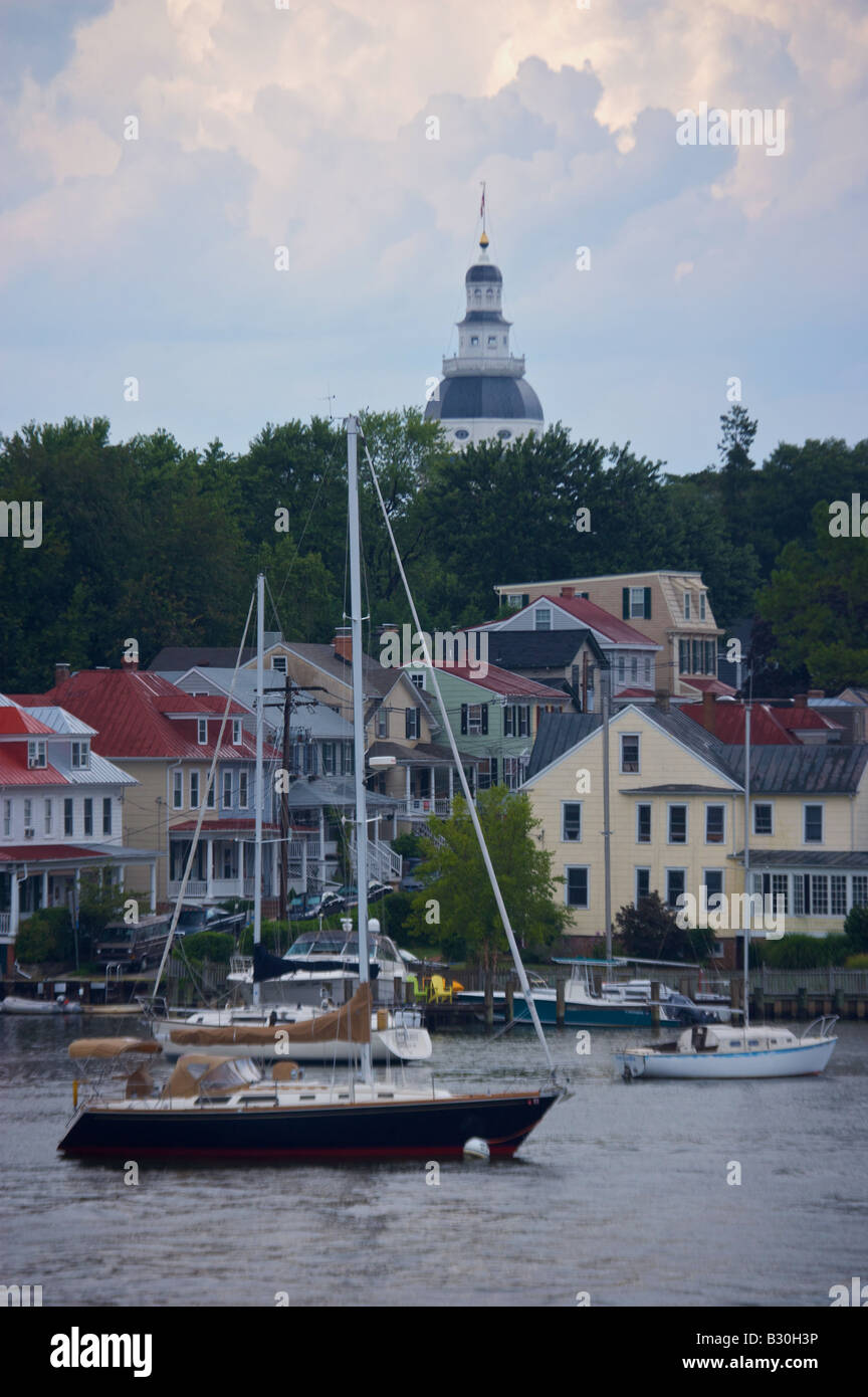 Velieri ormeggiati lungo il lungomare di Annapolis con la storica capitale di stato edificio della skyline Foto Stock
