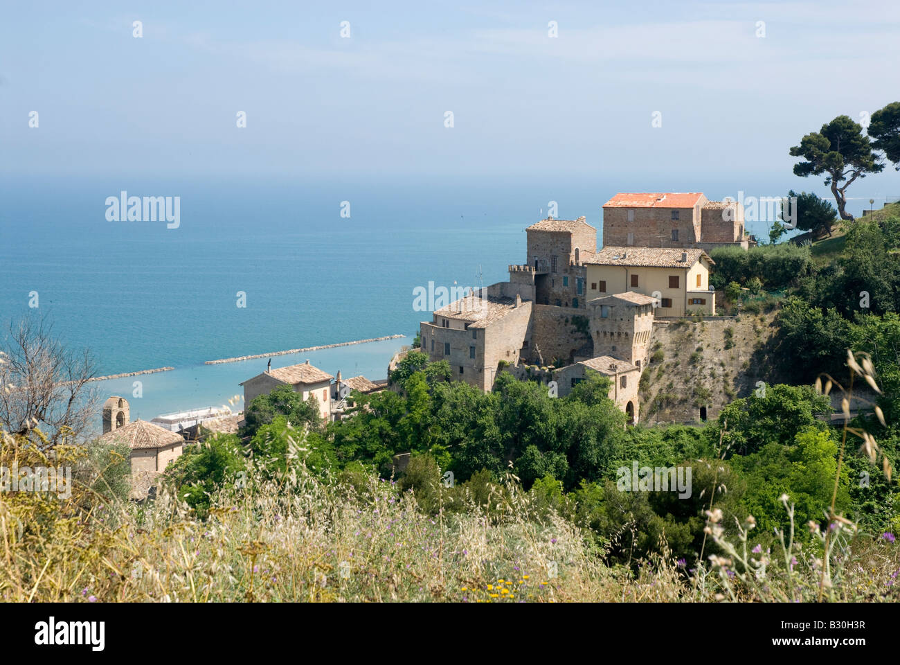 Case in collina sopra Grottammare nelle Marche che si affaccia sul mare adriatico Foto Stock