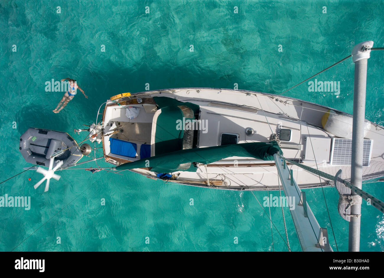 Guardando verso il basso in corrispondenza di una imbarcazioni a vela da crociera nei Caraibi Il primo mate è una nuotata Foto Stock