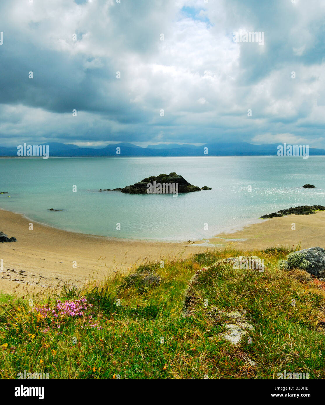 Porth Y Clochydd su Llanddwyn isola al largo della costa di Anglesey a Newborough Warren Foto Stock