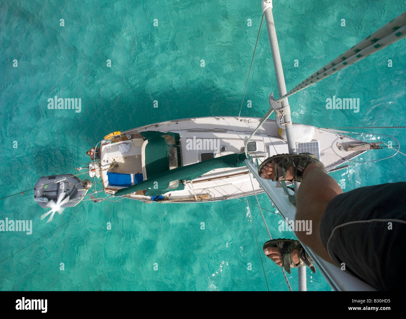 Guardando verso il basso in corrispondenza di una imbarcazioni a vela da crociera nei Caraibi barca sport un generatore eolico e di un pannello solare e passaggi del montante Foto Stock