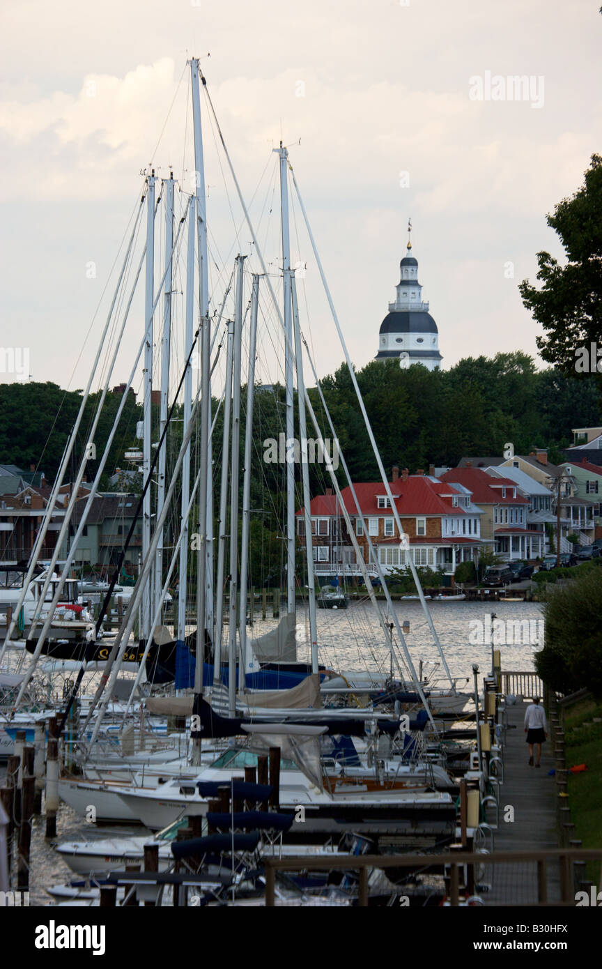 Velieri ormeggiati lungo il lungomare di Annapolis con la storica capitale di stato edificio della skyline Foto Stock