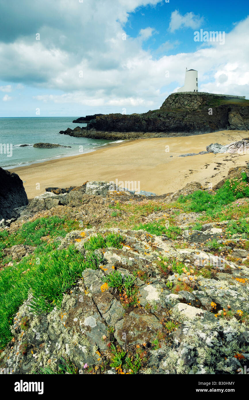 Faro di Porth Twr Mawr su Llanddwyn isola al largo della costa di Anglesey a Newborough Warren Foto Stock