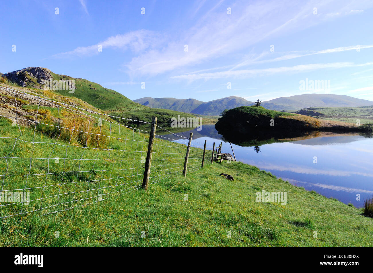 Una calma e splendida mattinata a Llyn Dywarchen nel parco nazionale di Snowdonia nel Galles del Nord Foto Stock