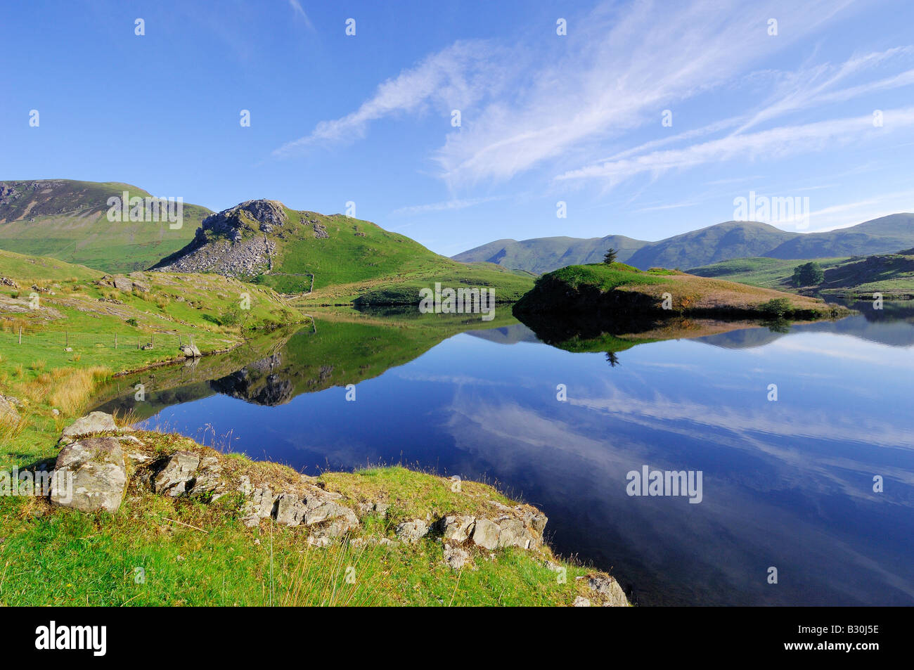 Una calma e splendida mattinata a Llyn Dywarchen nel parco nazionale di Snowdonia nel Galles del Nord Foto Stock