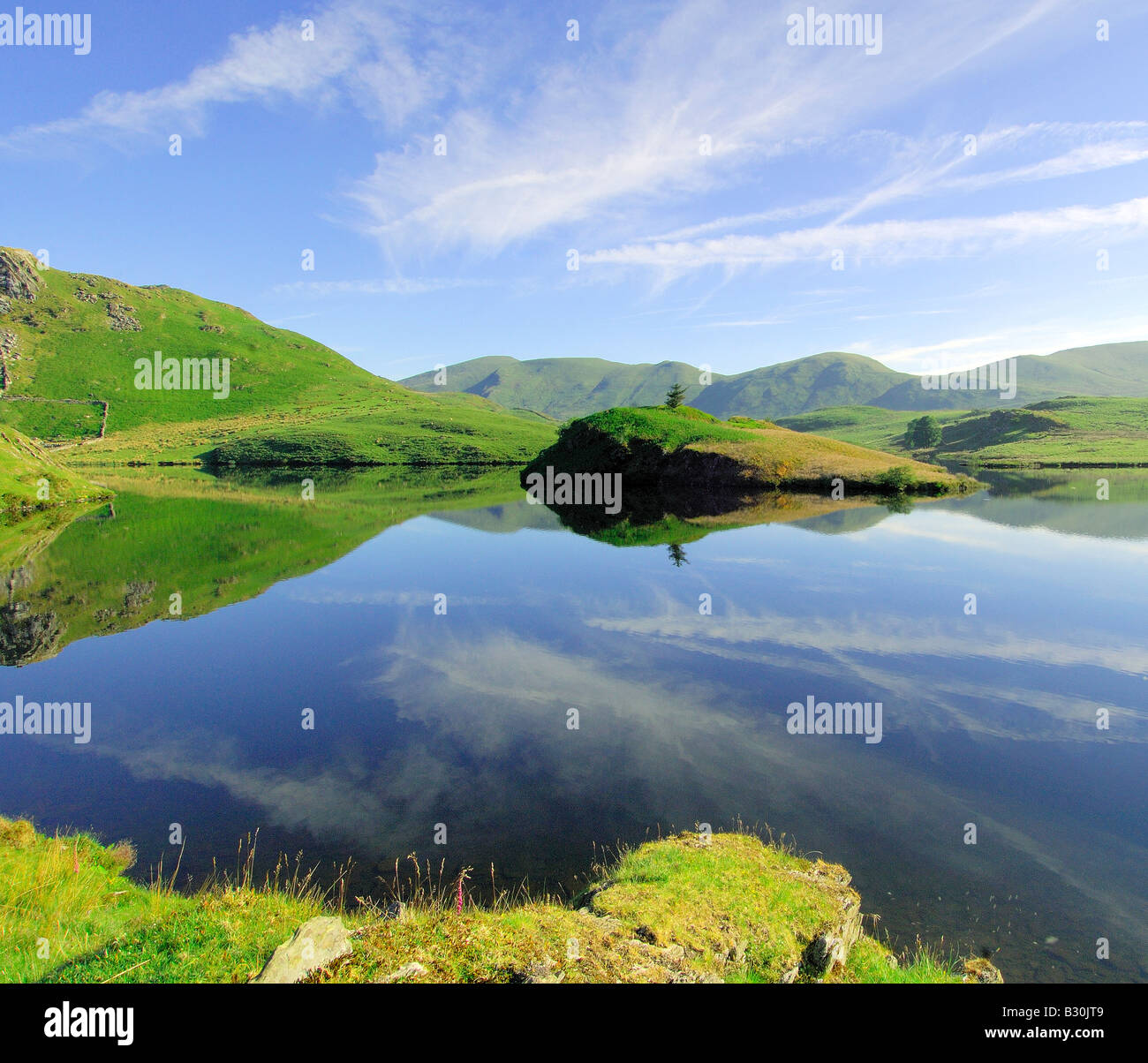 Una calma e splendida mattinata a Llyn Dywarchen nel parco nazionale di Snowdonia nel Galles del Nord Foto Stock