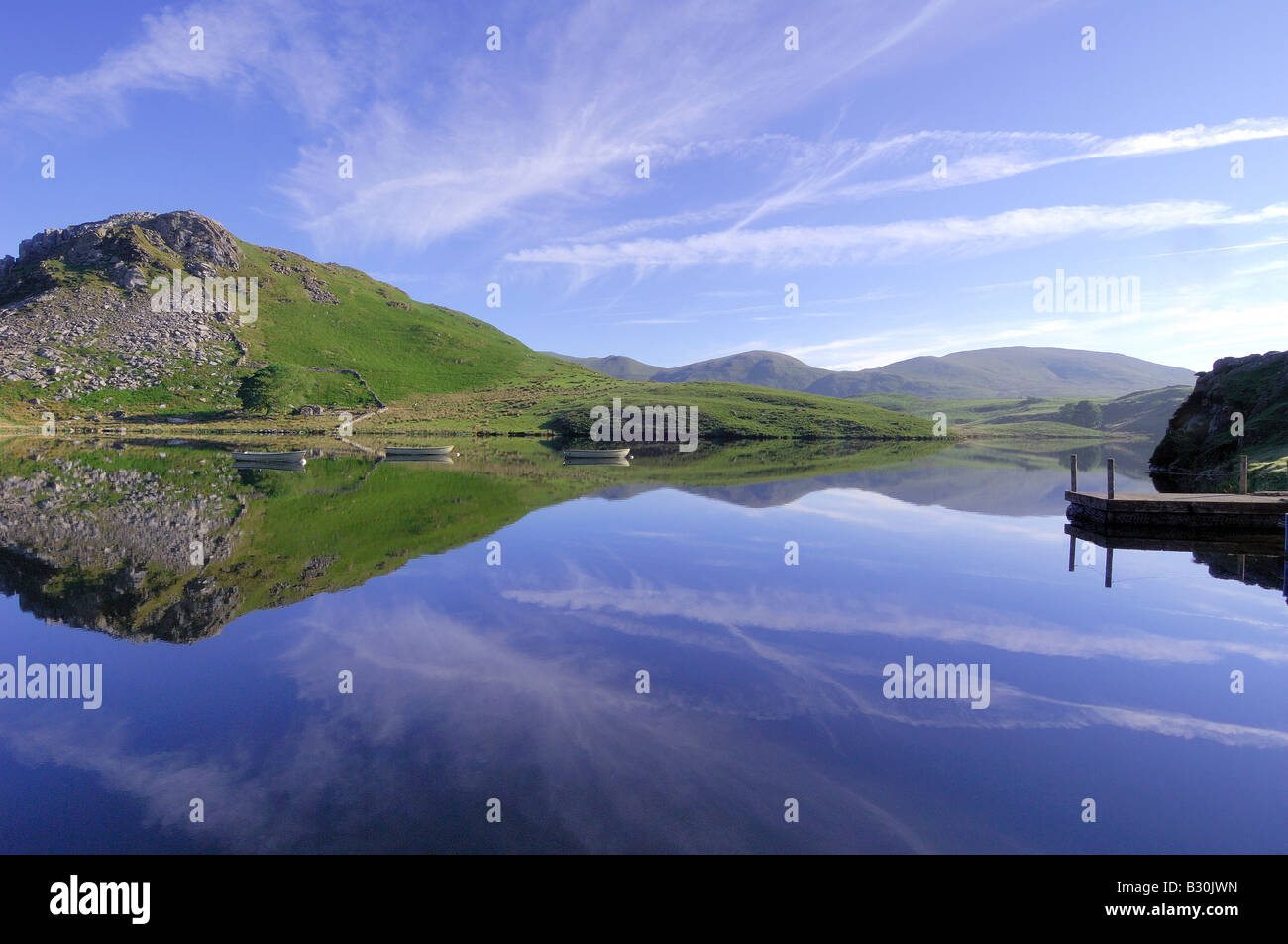 Una calma e splendida mattinata a Llyn Dywarchen nel parco nazionale di Snowdonia nel Galles del Nord Foto Stock