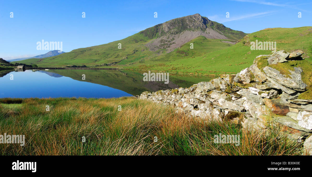 Una calma e splendida mattinata a Llyn Dywarchen nel parco nazionale di Snowdonia nel Galles del Nord Foto Stock