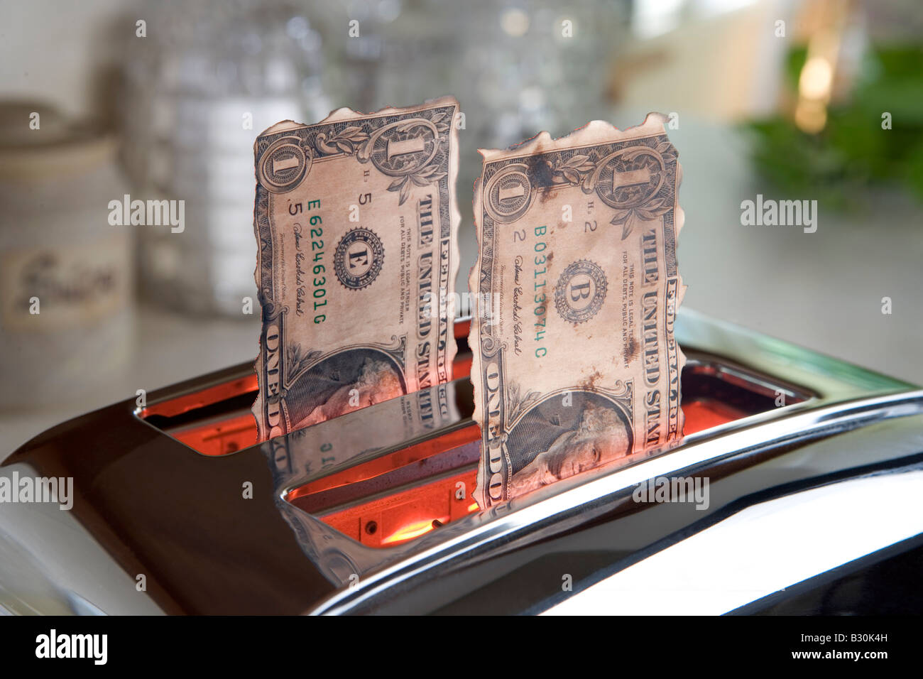 Noi uno le fatture del dollaro si brucia in un tostapane il dollaro USA è Toast Foto Stock