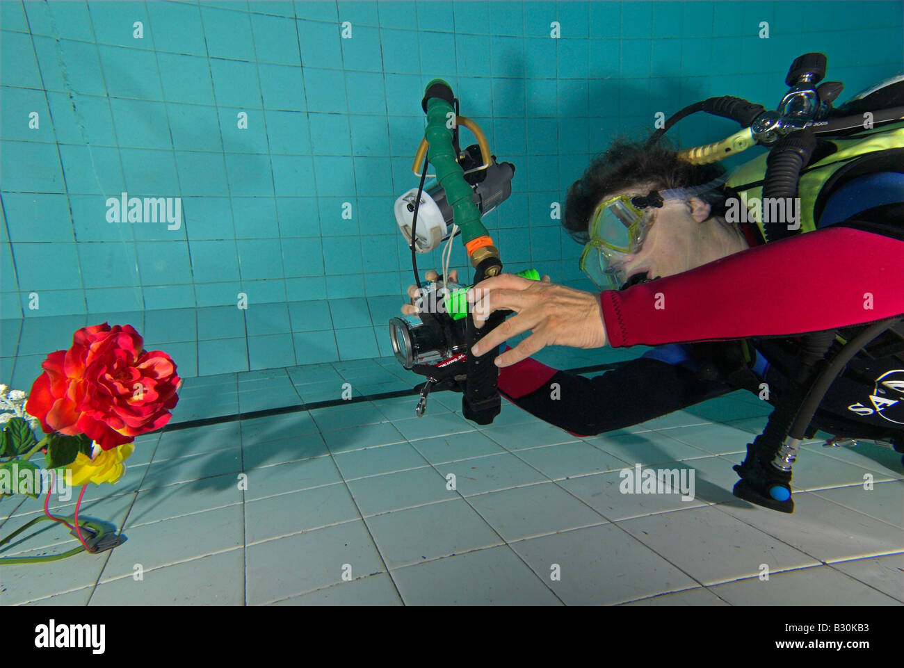 Scuba Diver pratiche di fotografia subacquea in piscina Foto Stock
