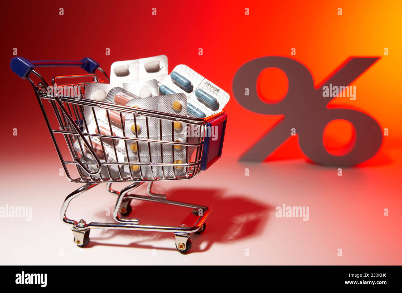 Carrello pieno di alveoli di farmaco e un segno di percentuale Foto Stock