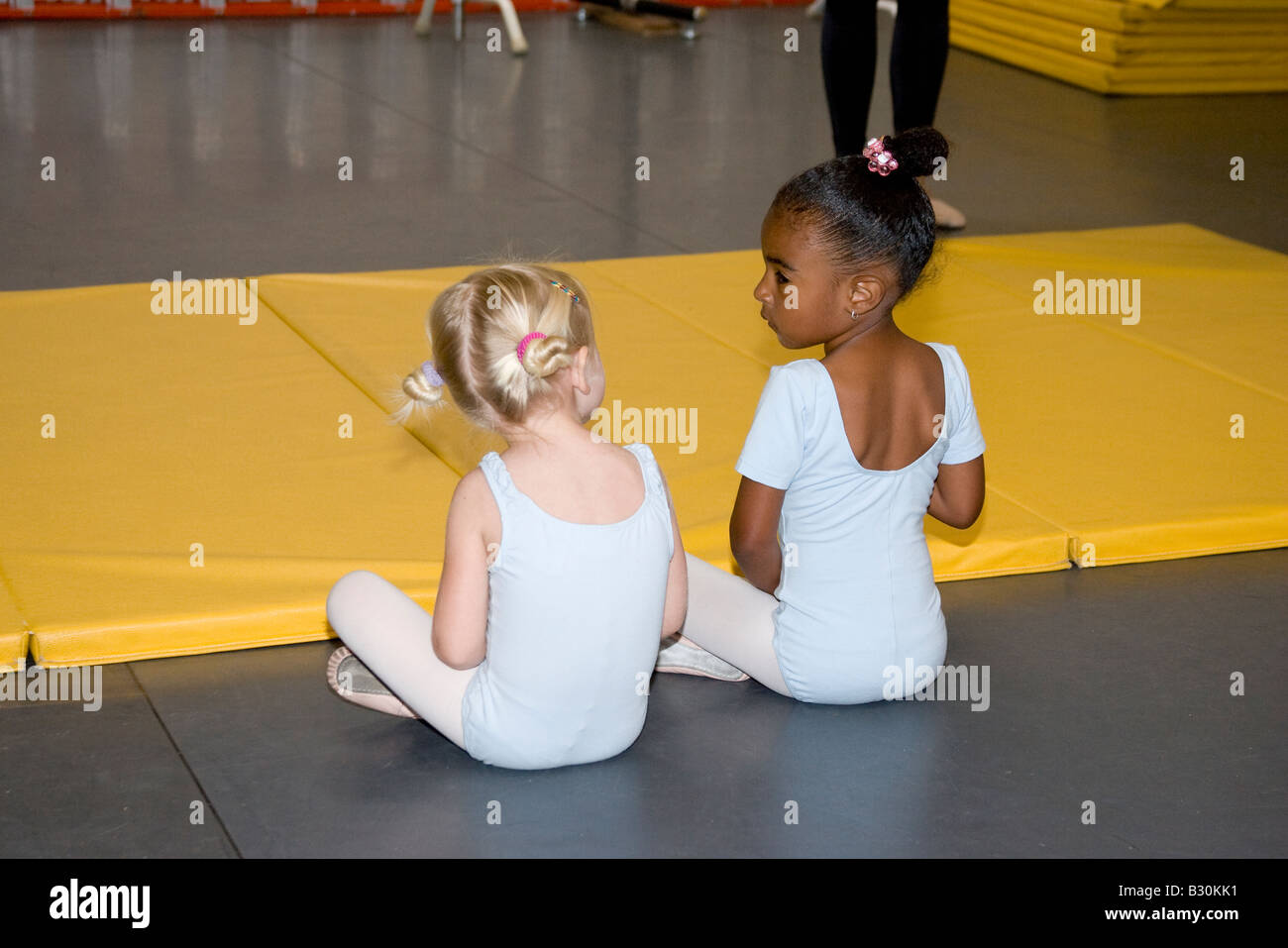 Due giovani ragazze in classe di balletto Foto Stock