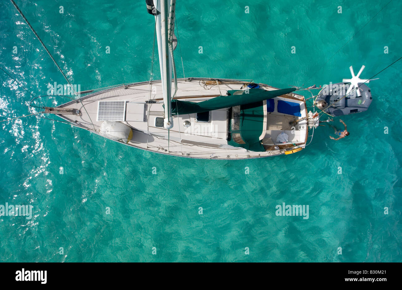 Guardando verso il basso in corrispondenza di una imbarcazioni a vela da crociera nei Caraibi Il primo mate è una nuotata Foto Stock