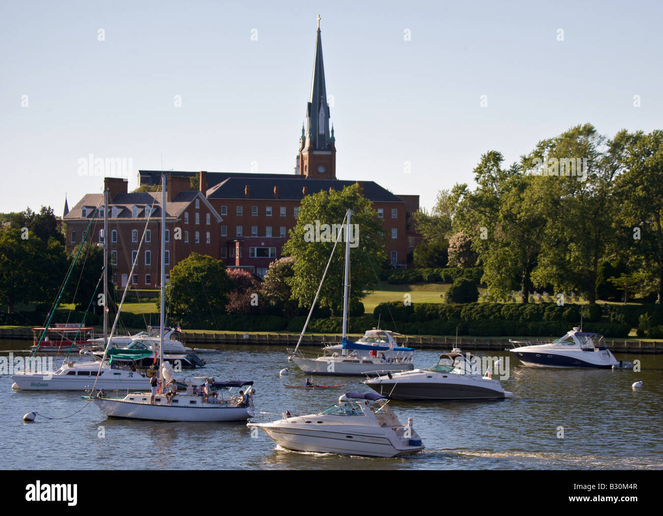 Velieri ormeggiati lungo il lungomare di Annapolis con lo storico Charles Carroll house e la chiesa di Santa Maria della skyline. Foto Stock