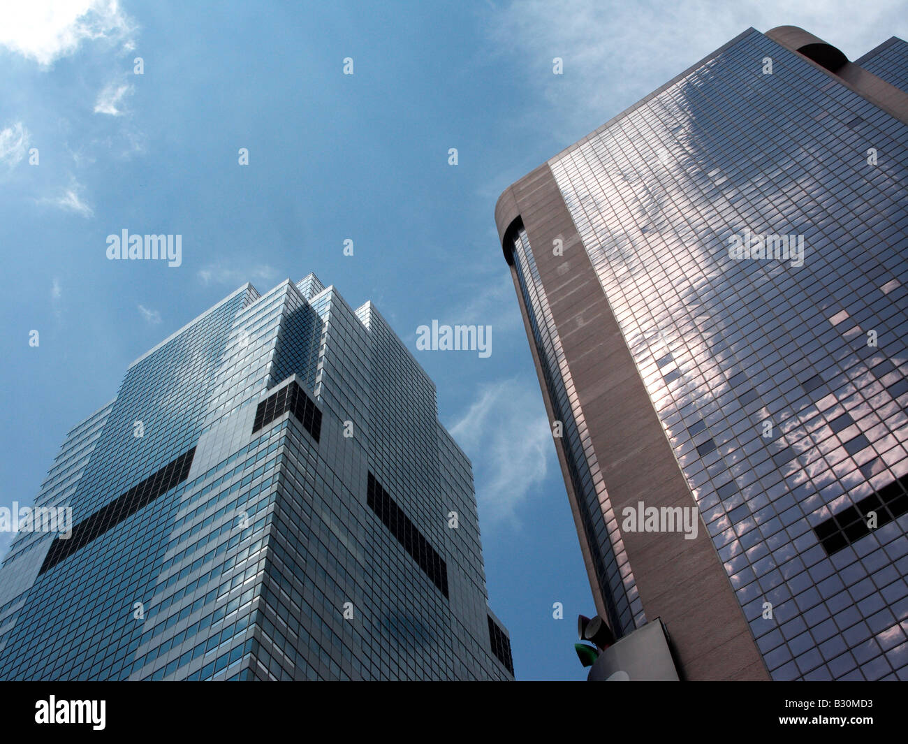Un edificio alto di molte storie grattacielo verticale new york sky il raschiatore Foto Stock