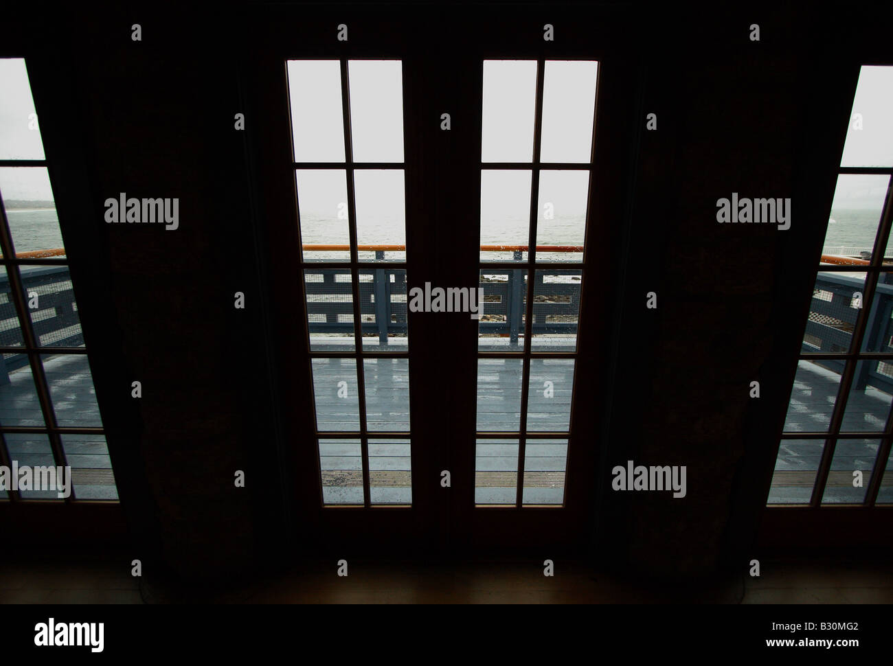 Le finestre del balcone silhouette di una cortina di nubi, giorno piovoso e il mare a torri event Hall di Narragansett, Rhode Island Foto Stock