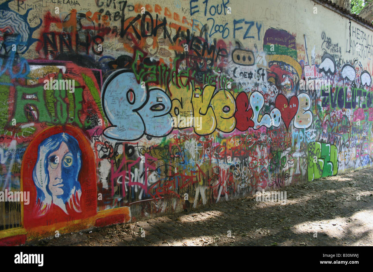 Graffiti sul Muro di John Lennon a Praga Repubblica Ceca Giugno 2008 Foto Stock