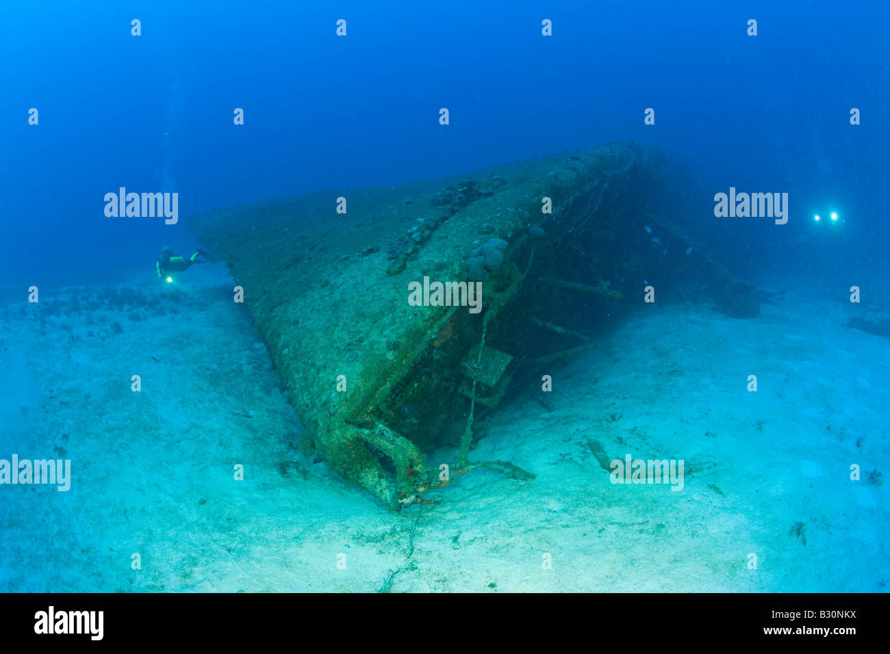 Subacqueo a prua del Cacciatorpediniere USS Anderson Isole Marshall Bikini Atoll Micronesia Oceano Pacifico Foto Stock