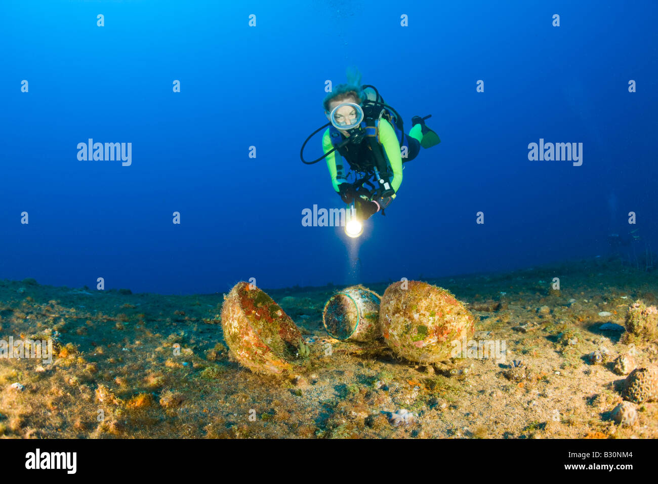 Diver scopri le stoviglie al cacciatorpediniere USS Anderson Isole Marshall Bikini Atoll Micronesia Oceano Pacifico Foto Stock