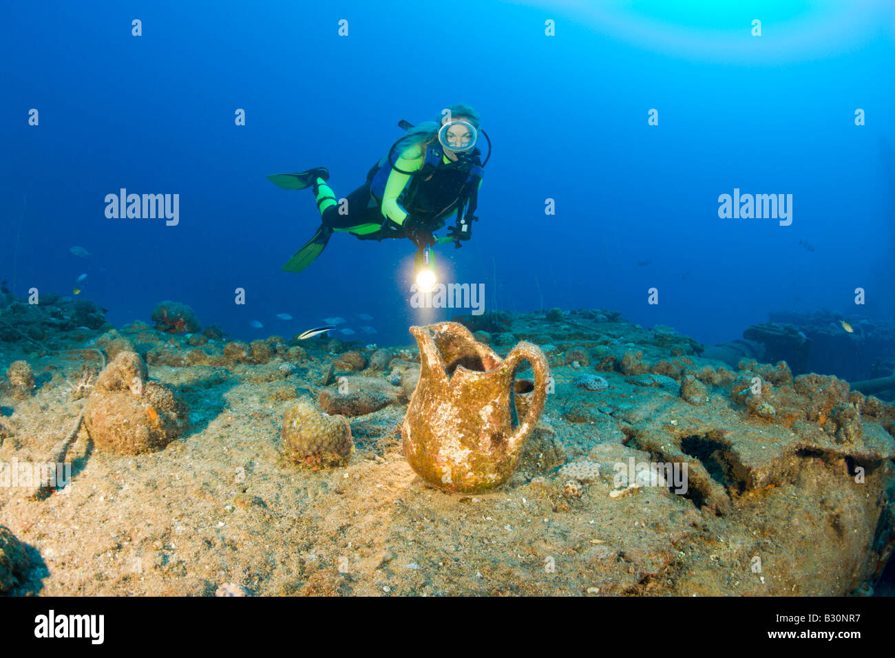 Subacqueo e artefatti di USS sommergibile Apogon Isole Marshall Bikini Atoll Micronesia Oceano Pacifico Foto Stock