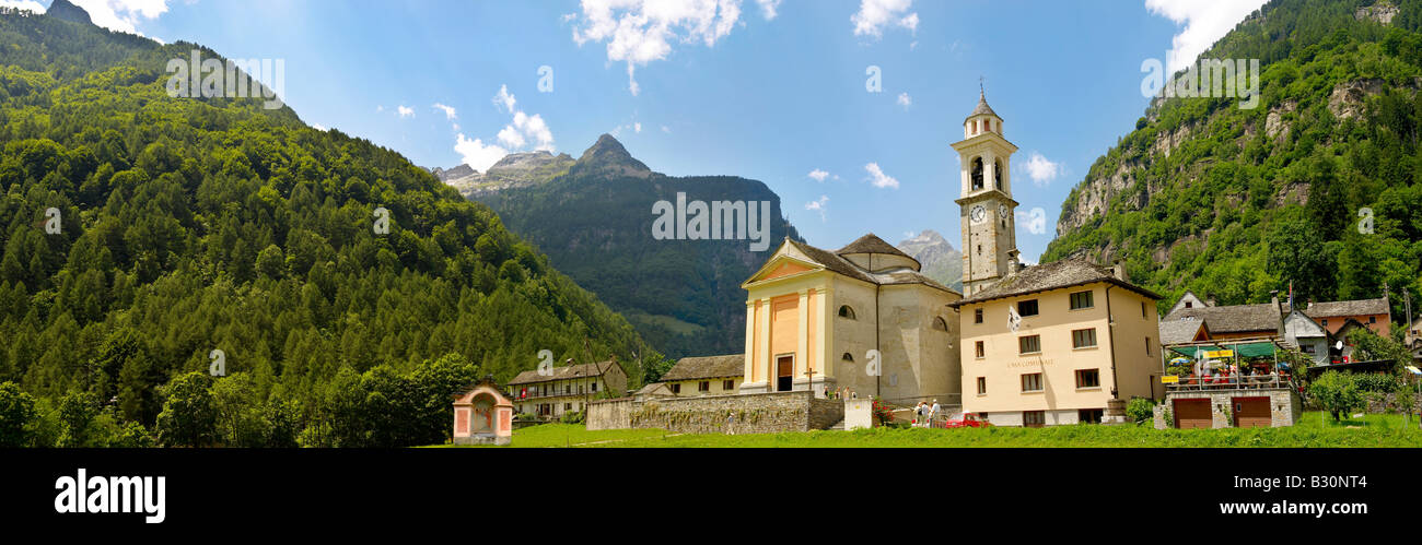 Chiesa barocca a Sonogno, in Val Verzasca, Tocino, alpi svizzere Foto Stock