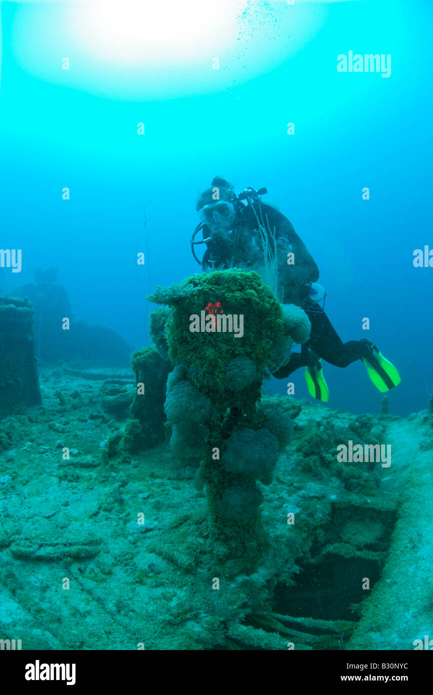 Subacqueo e Motore per telegrafo al cacciatorpediniere USS Lamson Isole Marshall Bikini Atoll Micronesia Oceano Pacifico Foto Stock