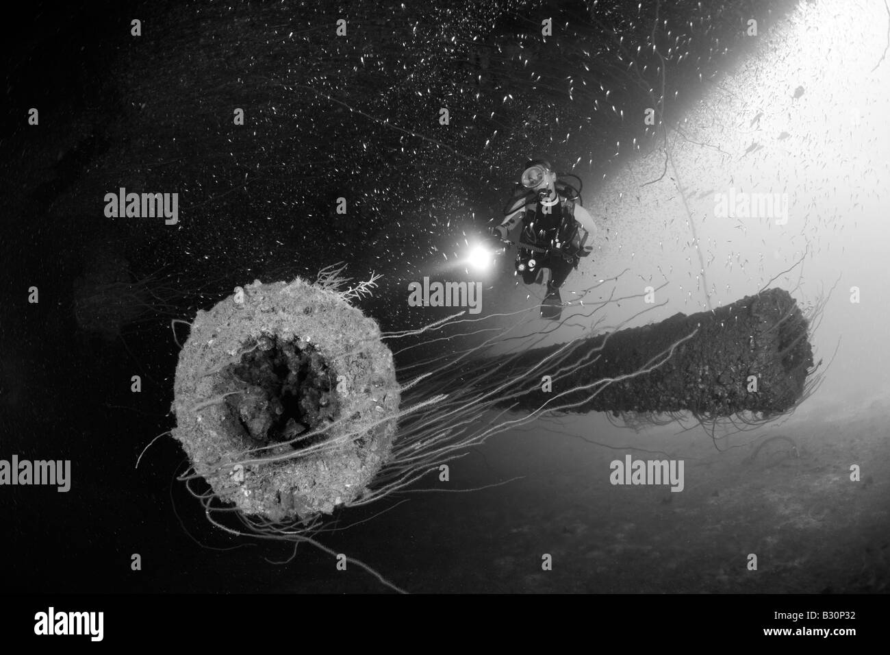 Sub alla massiccia di 16 pollici 45 della pistola calibro sotto il HIJMS Nagato corazzata Isole Marshall Bikini Atoll Micronesia Oceano Pacifico Foto Stock
