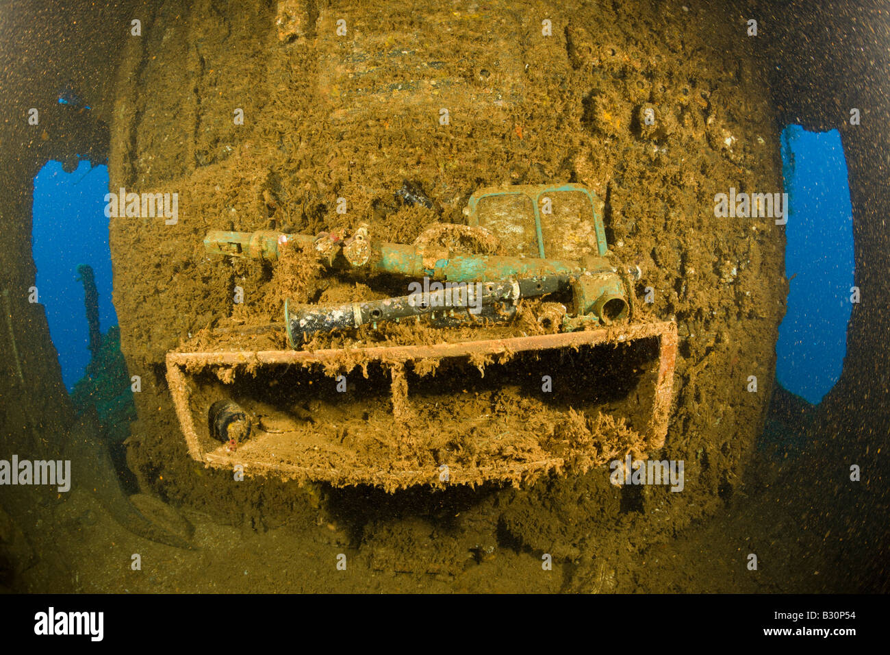 Strumenti musicali e artefatti sul ponte della USS Saratoga Isole Marshall Bikini Atoll Micronesia Oceano Pacifico Foto Stock