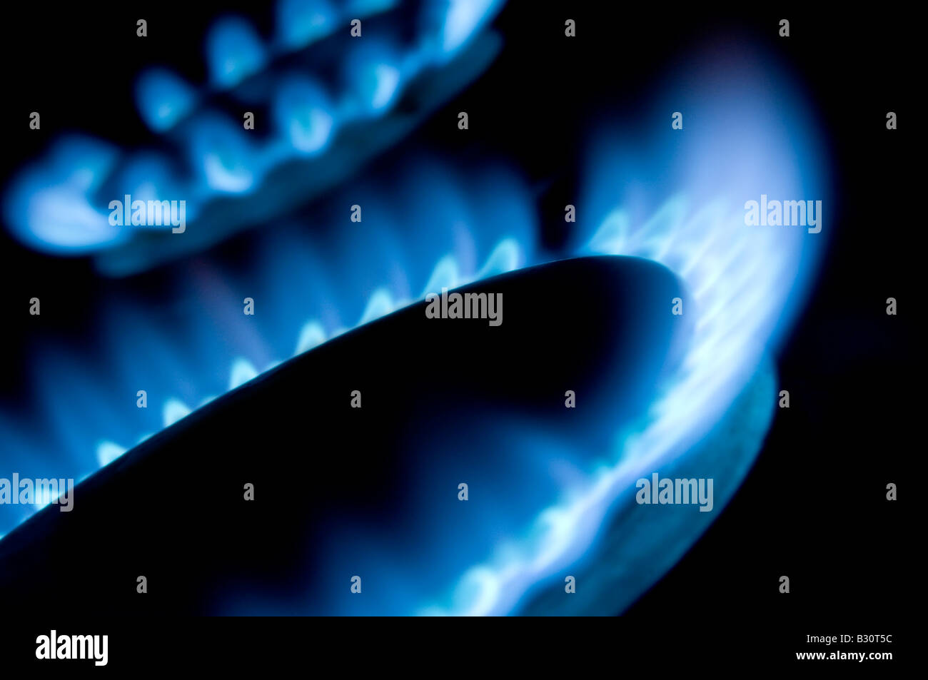 Gas di fuoco di fiamma riscaldamento termico bill rising cucinare pentola a cottura anello blu mare del Nord il GPL liquido petrolium naturale società rete uti Foto Stock