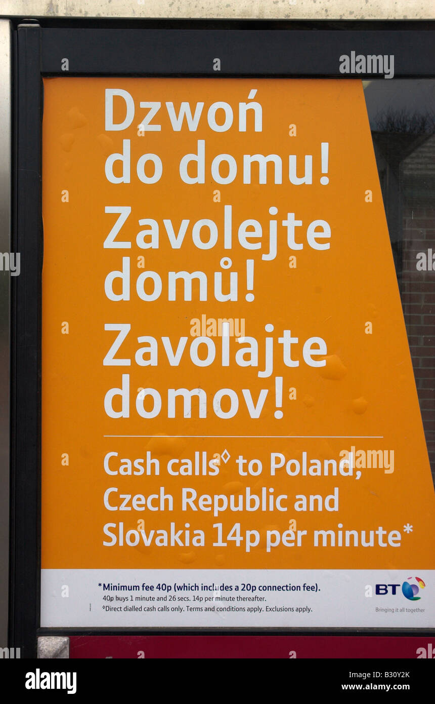Un BT cabina telefonica etichettati in tre lingue europee orientali Foto Stock