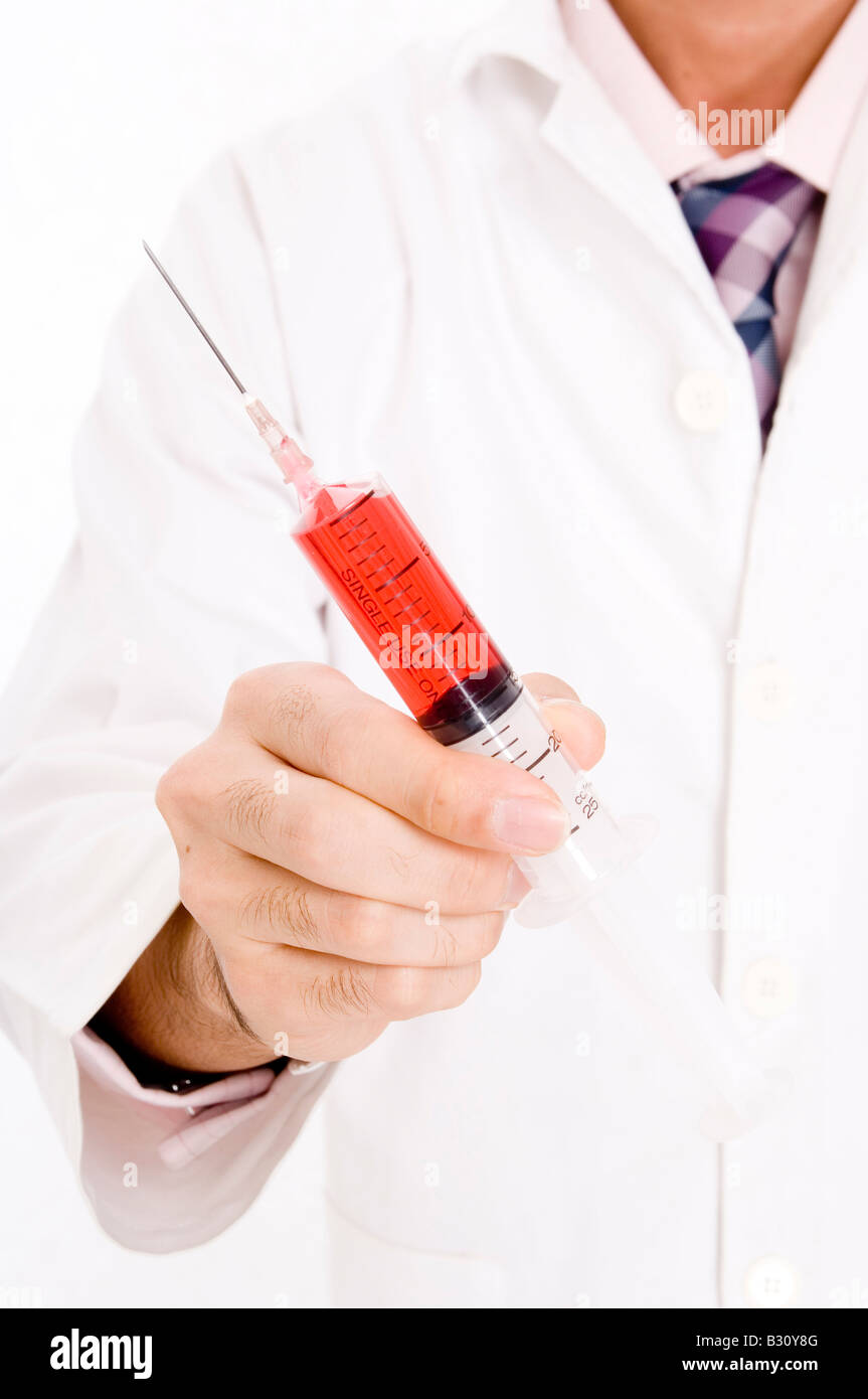 Un medico può contenere una siringa di liquido rosso Foto Stock