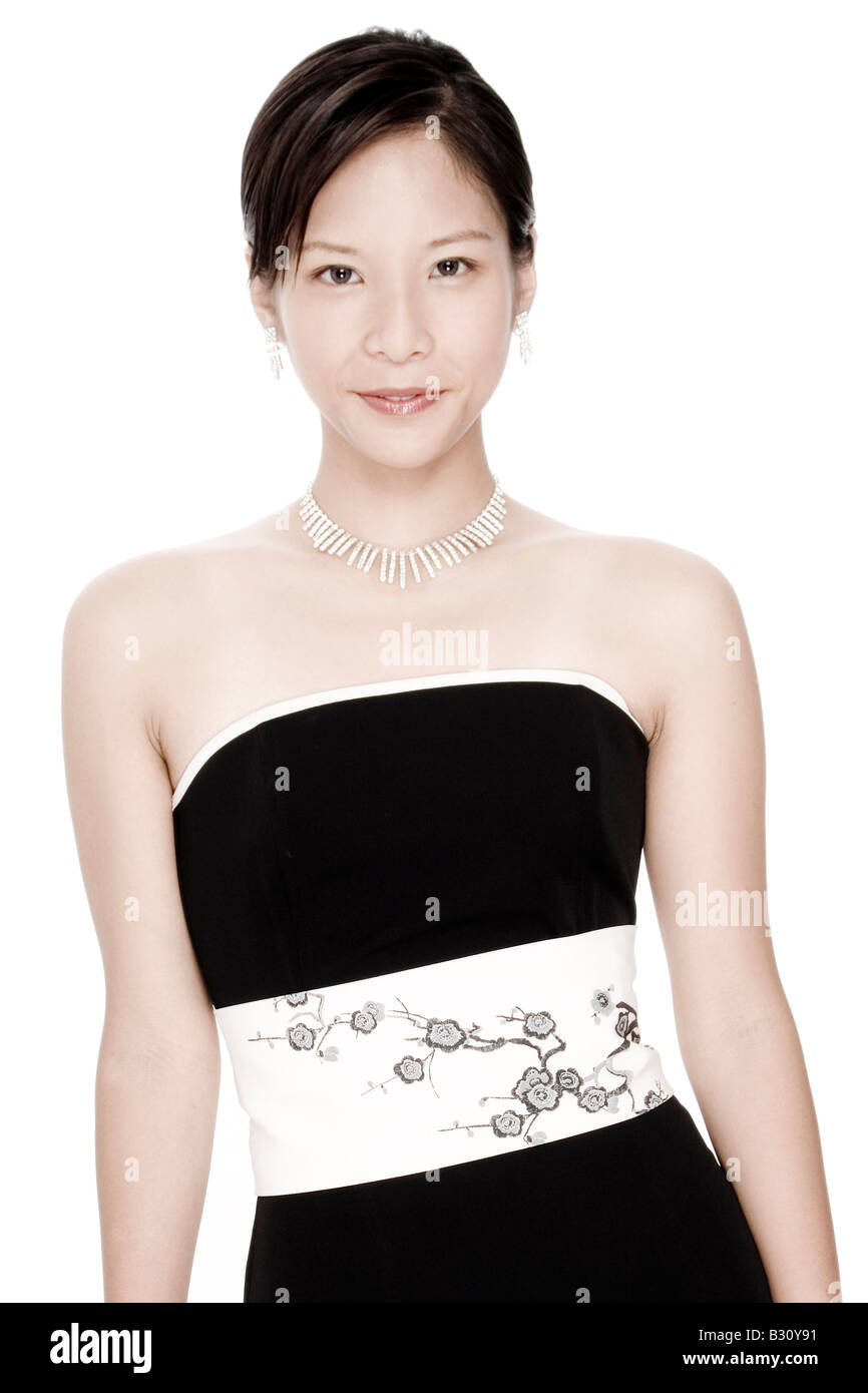 Un pallido ma attraenti giovane donna asiatica in abito nero Foto Stock