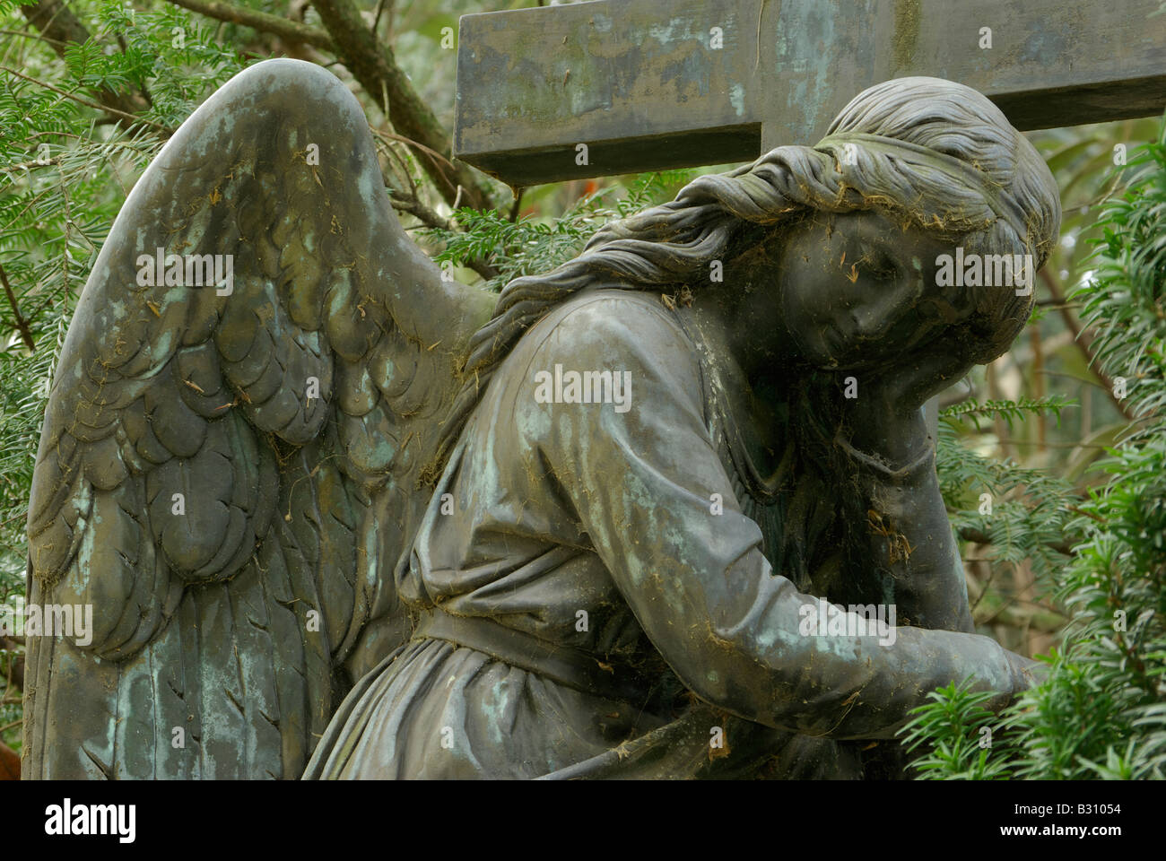 Angelo scultura che porta la croce di Gesù Cristo e di lutto Foto Stock