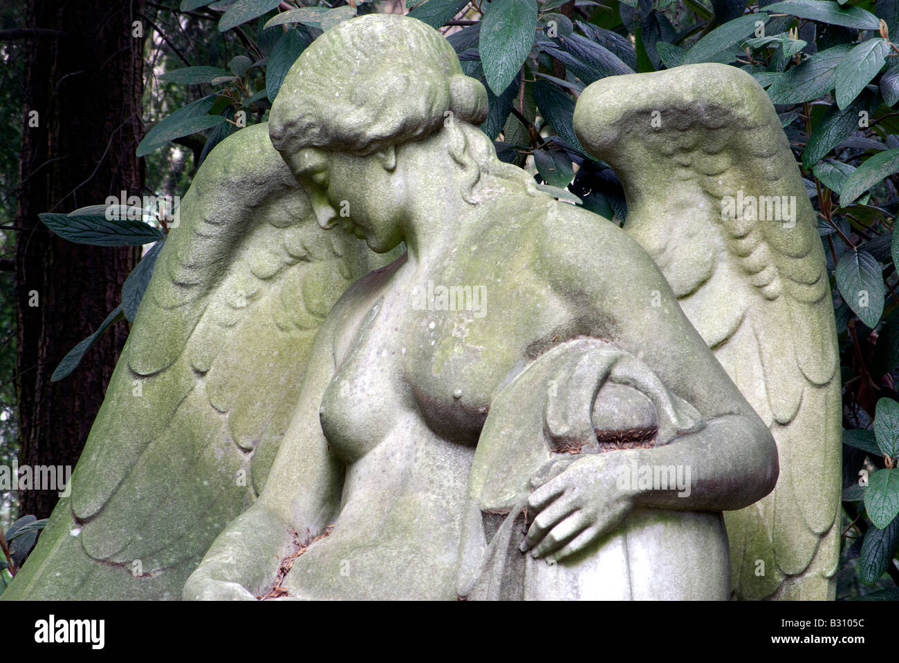 Femmina scultura Angelo seduto su una tomba tomba monumento in un atteggiamento di dolore e di lutto Foto Stock