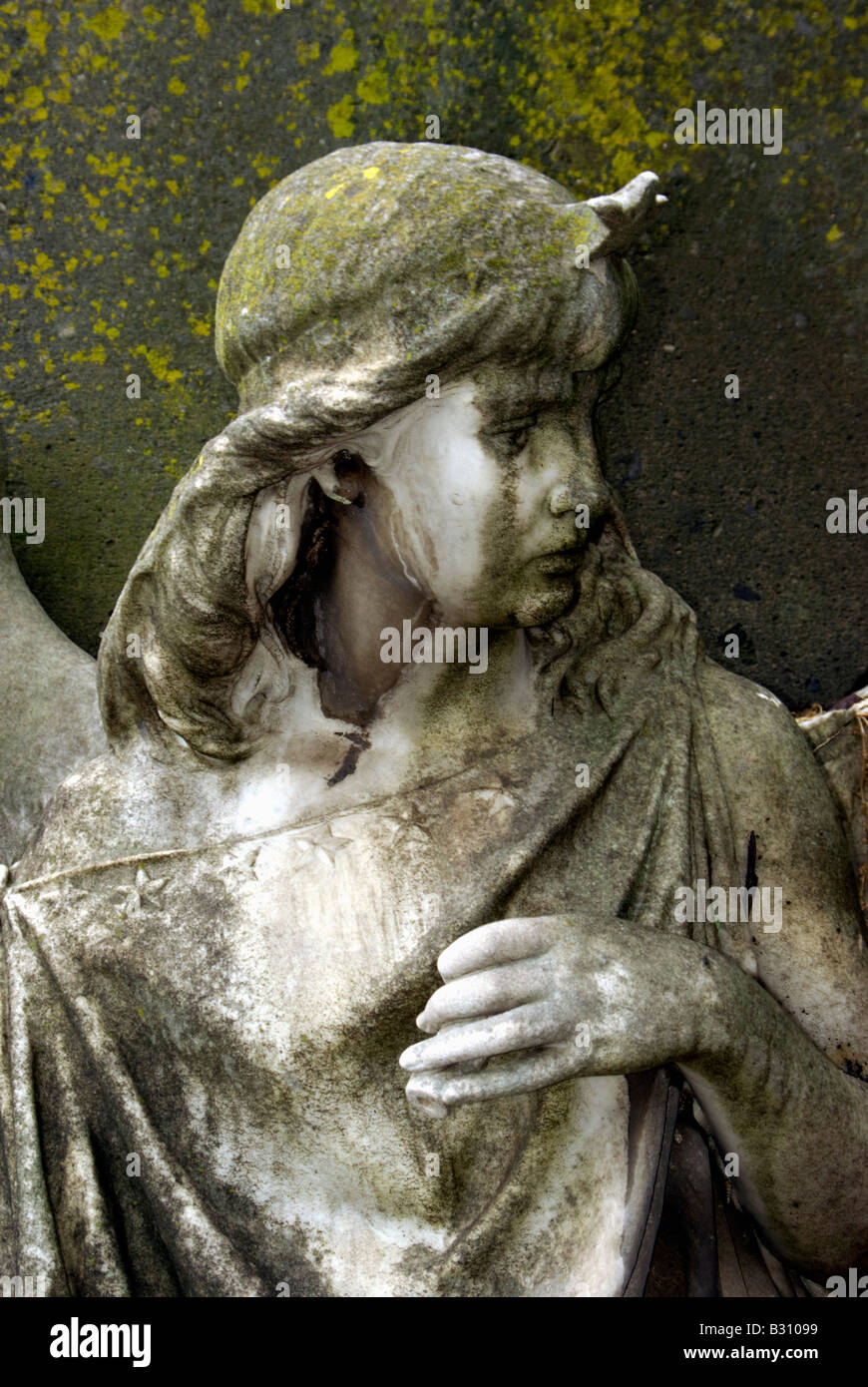 Angelo statua cercando lateralmente con mano sollevata Foto Stock